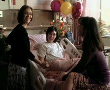 Piper et Phoebe rendent visite à Prue à l'hôpital