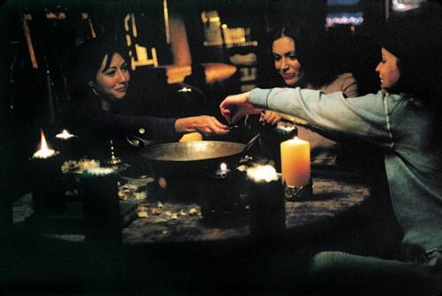 Prue, Phoebe et Piper préparent une potion dans le grenier