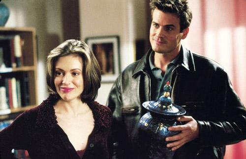 Phoebe et Clay, son ex, avec l'urne