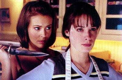 Phoebe, envoûtée, menace Piper avec un couteau