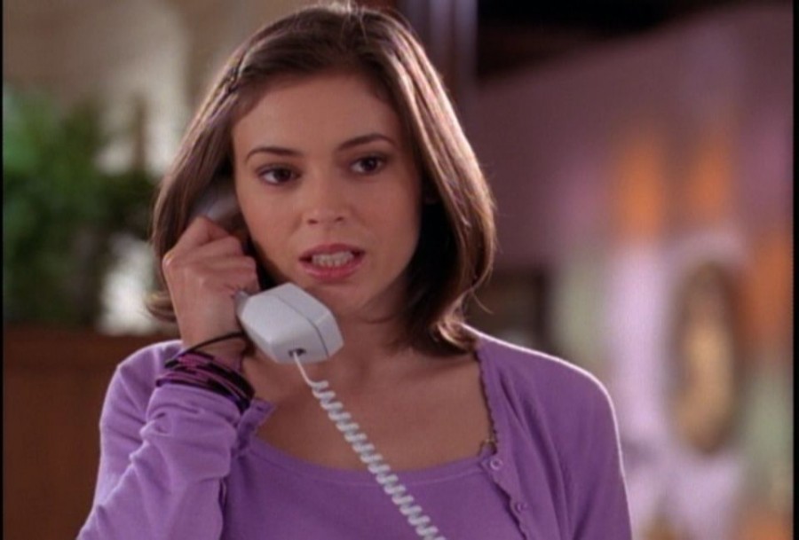 Phoebe au téléphone
