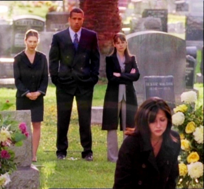 Prue, Phoebe, Darryl et Piper à l'enterrement d'Andy
