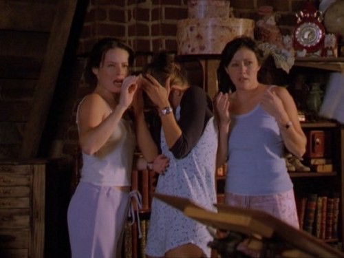Piper, Phoebe et Prue face à une menace dans le grenier