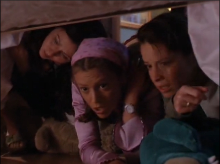 Prue, Phoebe et Piper se cachent d'une menace