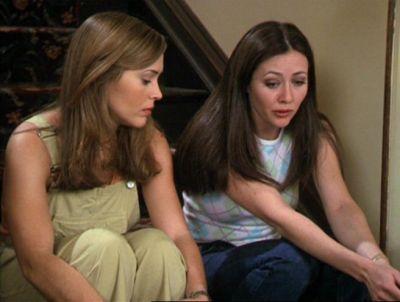 Phoebe et Prue parlent dans l'escalier