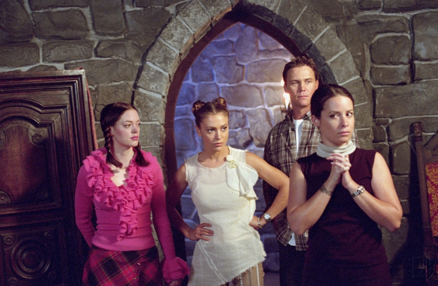Paige, Phoebe, Léo et Piper dans un château