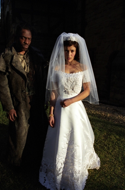 Phoebe en robe de mariée et le démon Lazarus dans un cimetière