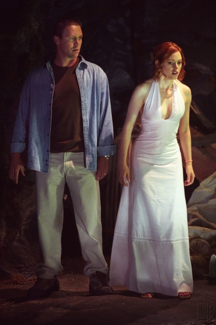 Léo et Paige dans une grotte