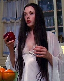 Paige s'apprête à manger la pomme empoisonnée