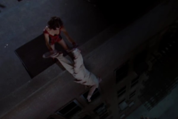 Phoebe menace un homme du haut d'un toit