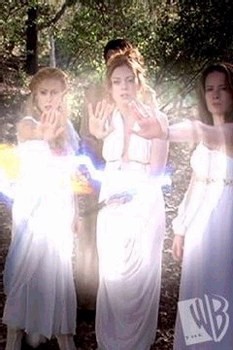 Phoebe, Paige et Piper transformées en déesses vainquent une menace