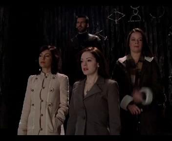 Phoebe (Alyssa Milano), Paige (Rose McGowan), Piper (Holly Marie Combs) et Zankou (Oded Fehr)