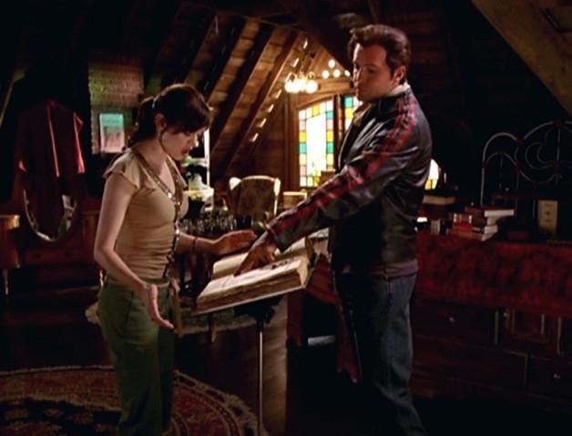 Paige et Drake dans le grenier avec Le Livre des Ombres