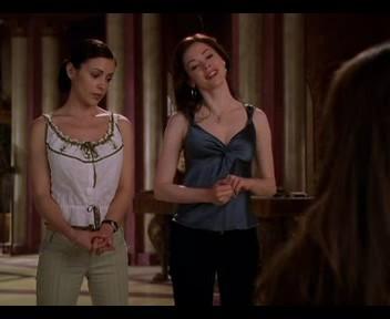 Phoebe et Paige font face à Piper à l'école de magie