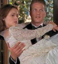 Dex porte Phoebe avec une robe de mariée