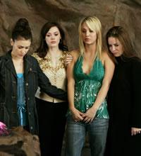 Phoebe (Alyssa Milano), Paige (Rose McGowan), Billie (Kaley Cuoco) et Piper (Holly Marie Combs)