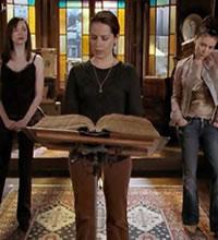 Pourquoi Paige et Phoebe ne s'approchent pas du Livre des Ombres et laissent Piper le consulter ?