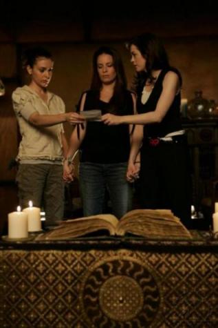 Phoebe, Piper et Paige consultent le Livre des Ombres