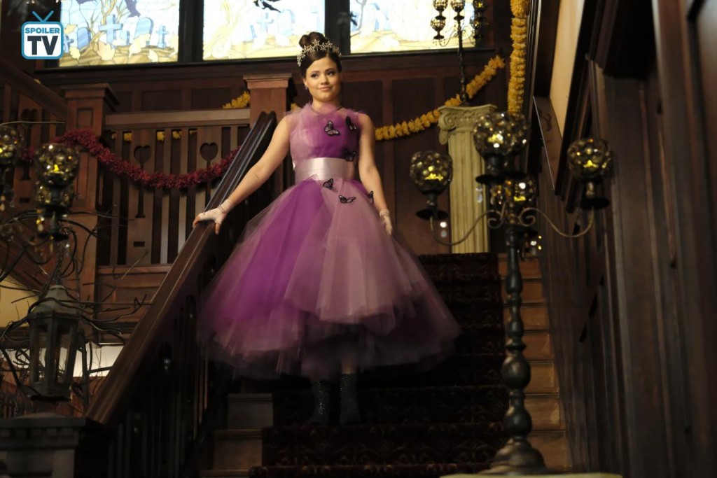 Maggie Vera (Sarah Jeffery) descend les escaliers dans sa nouvelle robe de princesse.