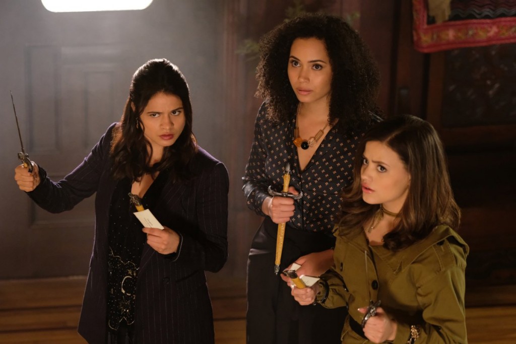 Les soeurs Maggie, Macy et Mel se préparent à se battre contre un démon.