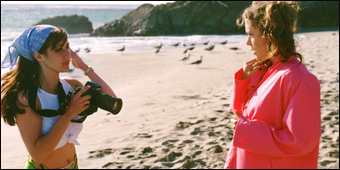 Prue et Phoebe sur une plage.
